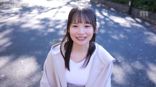 臉部特寫 · 站立 · 微笑 · 户外 · 注视镜头 · 生活照 · 白色卫衣