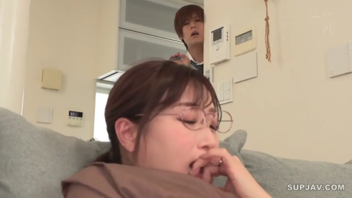 室内 · 站立 · 中景 · 呆滞 · 剧情 · 制服 · 窥视 · 书包