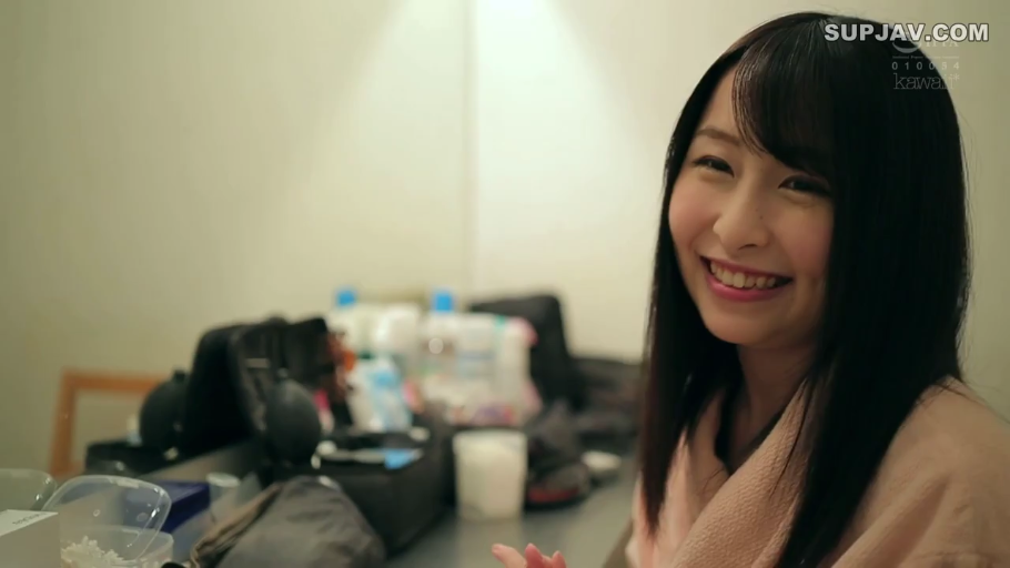 坐姿 · 面部特写 · 对视 · 笑容 · 化妆品 · 黑长直 · 化妆间 · 粉色浴袍