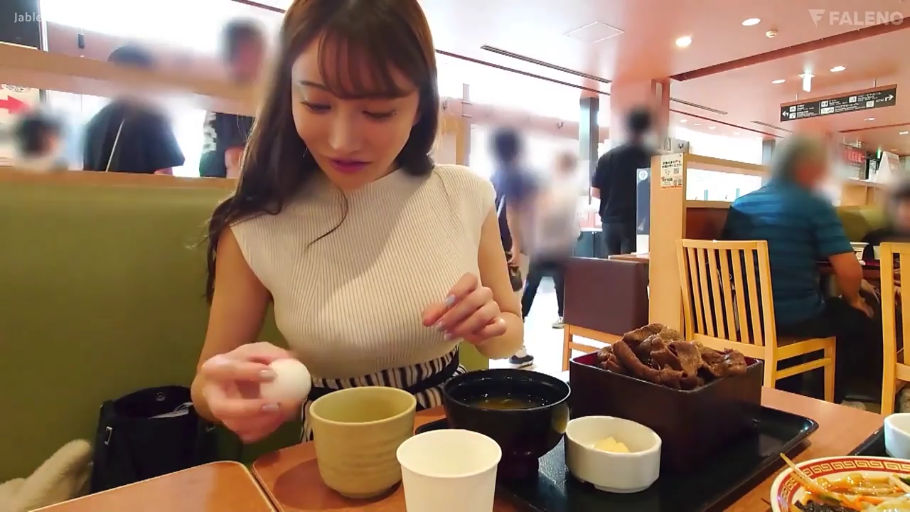 室内 · POV视角 · 阴茎 · 口交行为 · 绿色上衣 · 专注表情 · 口部特写 · 低头姿势