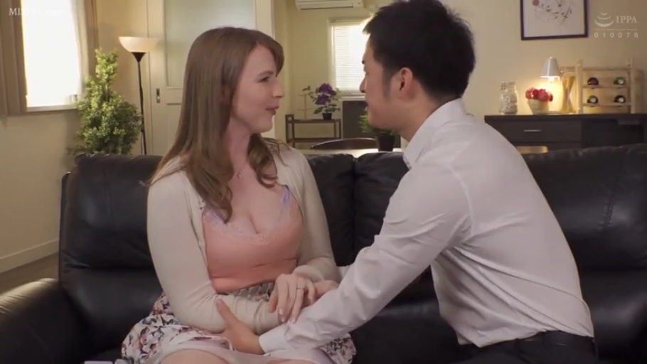 坐姿 · 微笑 · 客厅 · 居家 · 职业装 · 上半身 · 调情