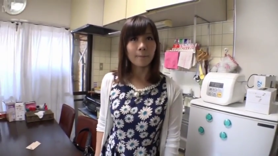 站立 · 平静 · 居家 · 厨房 · 碎花连衣裙 · 看向镜头 · 厨具 · 半身照