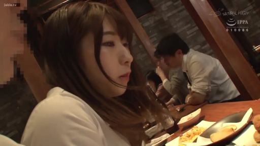 坐姿 · 白色衬衫 · 餐厅 · 偷拍视角 · 侧脸特写 · 用餐 · 食物 · 自然表情