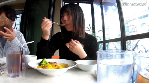 坐姿 · 自然 · 上半身 · 餐厅 · 进食 · 短发 · 餐具 · 胸口开洞毛衣