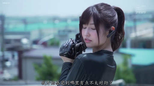 角色扮演 · 战术手套 · 上半身特写 · 侧身站立 · 黑色紧身皮衣 · 持枪姿势 · 严肃专注 · 楼顶户外