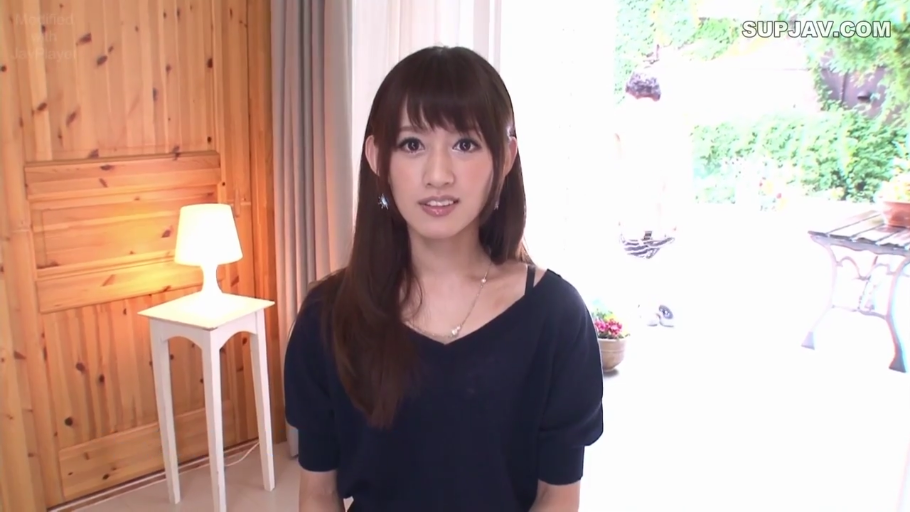 坐姿 · 短裤 · 地毯 · 腿部特写 · 自然微笑 · 分屏构图 · 室内外切换 · 展示抚摸