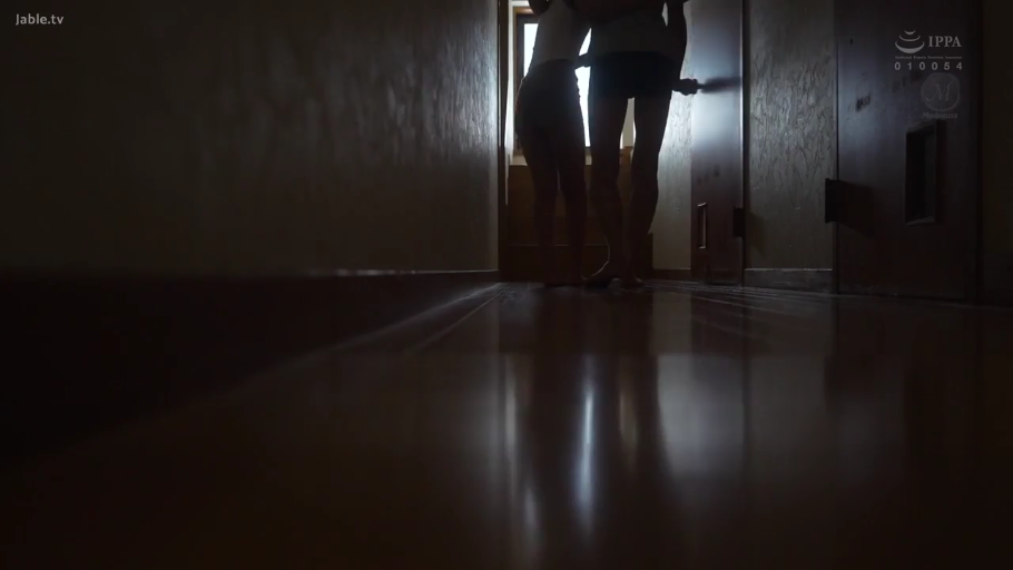 站立 · 远景 · 走廊 · 内衣