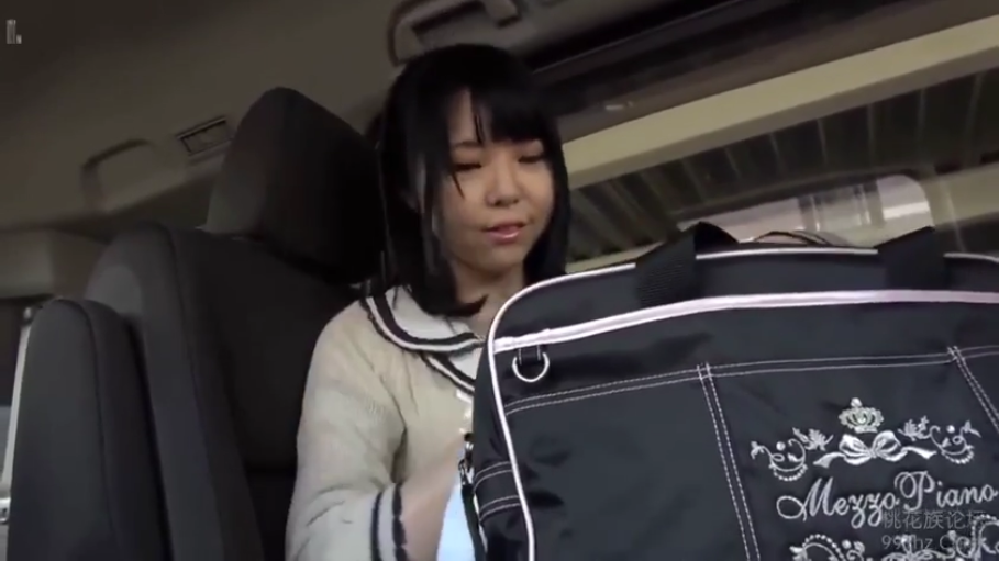 坐姿 · 中景 · 自然 · 车内 · 水手服 · 书包 · 整理书包