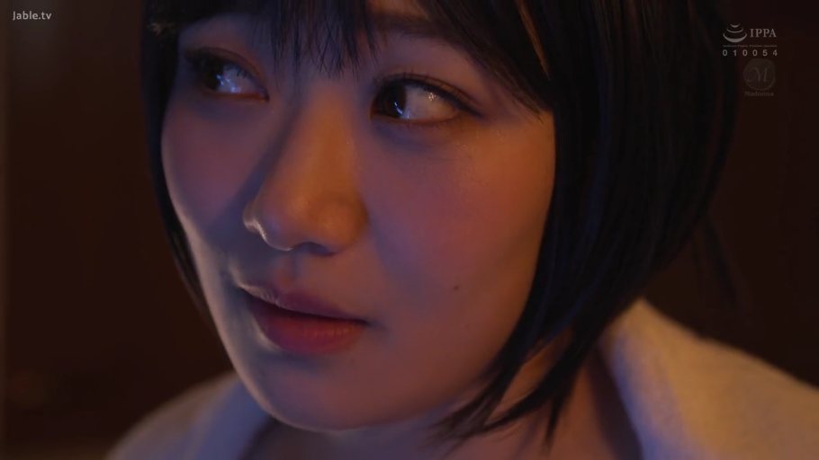 室内 · 迷離 · 顔のクローズアップ · 注視 · ショートヘア · 横に頭を傾ける · 白色浴袍