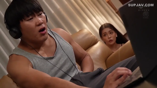 坐姿 · 电脑 · 客厅 · 背心 · 上半身 · 惊讶 · 手淫