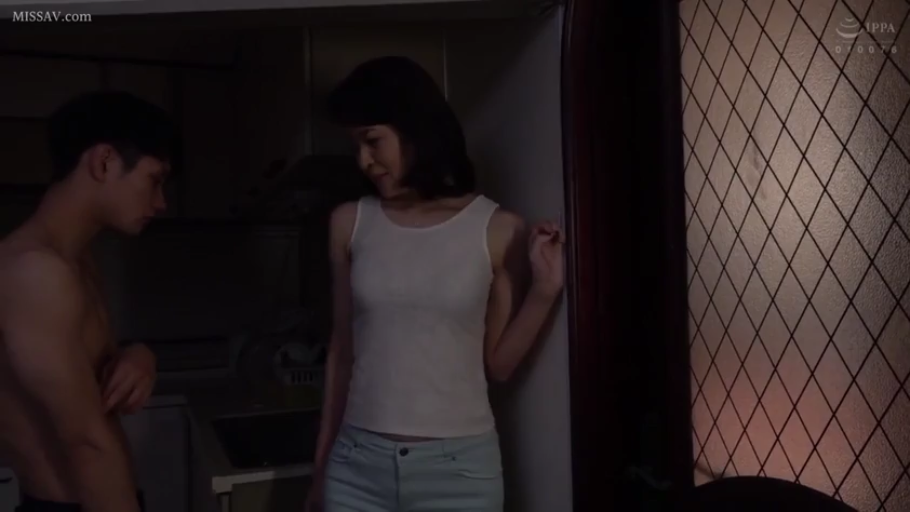 室内 · 男生赤裸上身