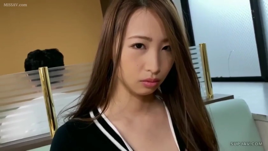 Sitting Posture · Serious · 面部 · 办公室 · Gaze · 长发 · Striped top · Partition