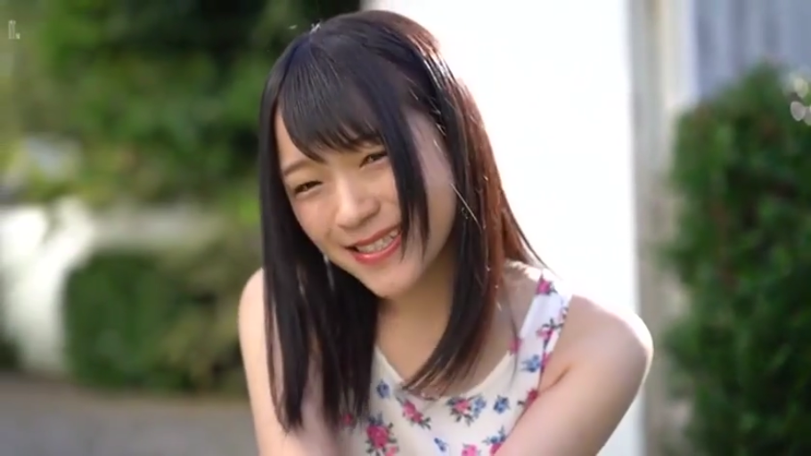 脸部特写 · 户外花园 · 清纯系 · 对镜微笑 · 甜美笑容 · 碎花无袖上衣 · 身体微倾