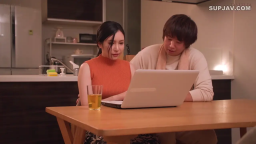 Sitting Posture · 专注 · Medium shot · 居家 · Laptop · Kitchen · Sleeveless top · 看电脑