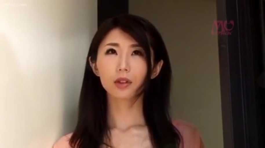 室内 · 站立 · 迷离 · 面部特写 · 注视 · 长发 · 粉色上衣