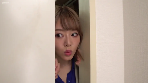 面部特写 · 职场 · 惊讶 · 门 · 门口 · 蓝色衬衫 · 探头 · 偷窥