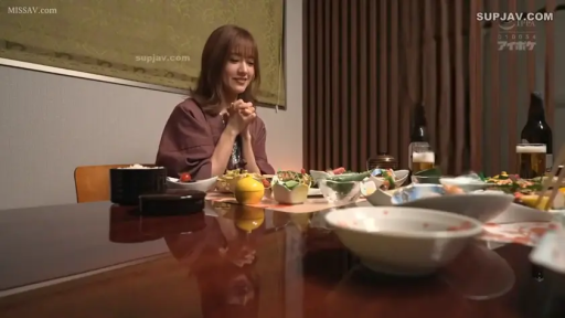 坐姿 · 和室 · 微笑 · 长发 · 用餐 · 浴衣 · 料理