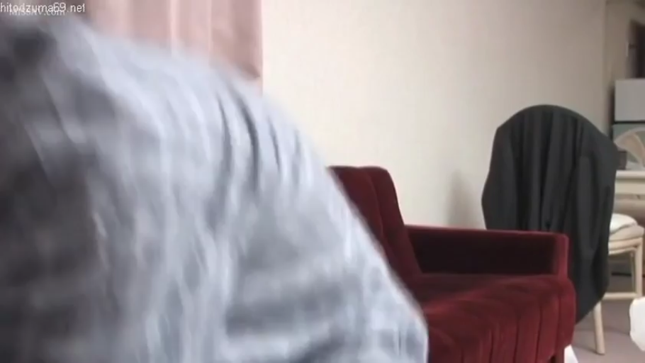 客廳 · 灰色格纹上衣