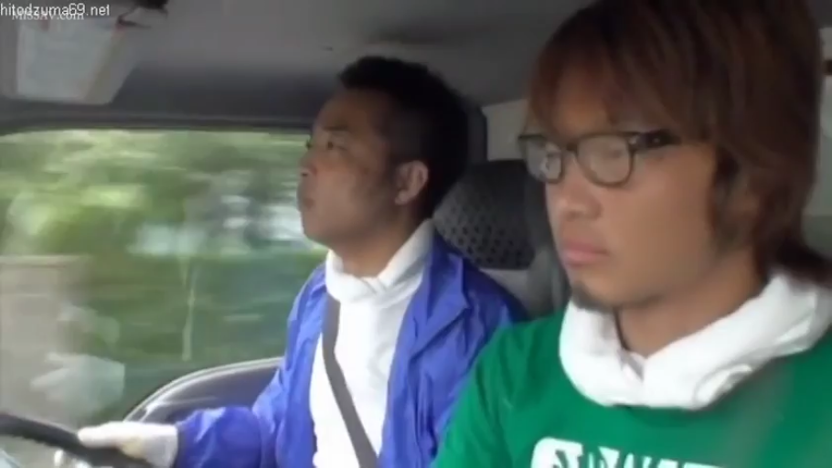 坐姿 · 嚴肅 · 眼鏡 · 半身 · 休閒裝 · 双人 · 驾驶 · 货车内