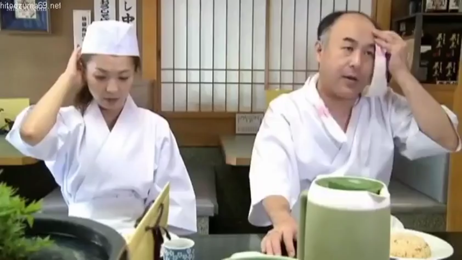 坐姿 · 自然 · 熟女 · 茶具 · 日式餐厅 · 整理仪容 · 厨师制服