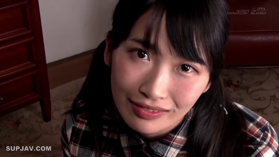 格子襯衫 · 室內 · 臉部特寫 · 仰视