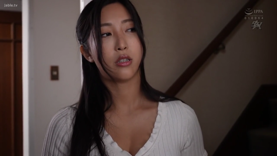 室内 · 站立 · 半身特写 · 长发 · 侧头注视 · 迷茫 · 白色低胸针织衫