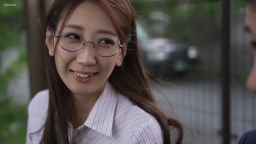 剧情互动 · 眼镜 · 微侧 · 自然 · 条纹衬衫 · 面部特写 · 公园 · 剧情向