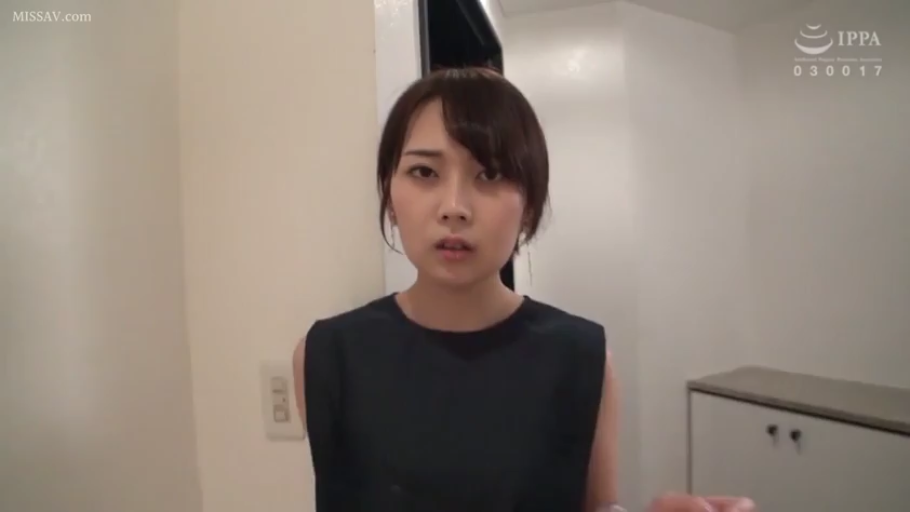 室内 · 半身 · 困惑 · 注视 · 亚洲女性 · 正面站立 · 黑色无袖上衣