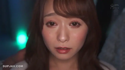 室内 · 脸部 · 白色上衣 · 呆滞 · 凝视 · 正对镜头 · 披肩发