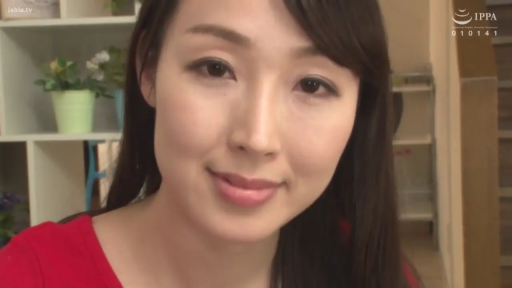 室内 · 盆栽 · 微笑 · 面部特写 · 注视镜头 · 长发 · 红色上衣 · 正面坐姿