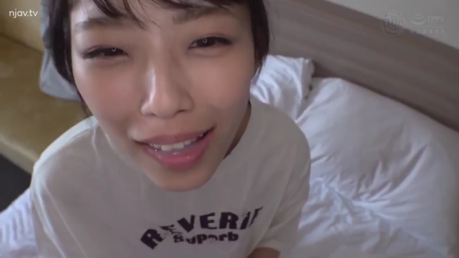 开朗 · 床上 · 对视 · 顔のクローズアップ · 近づいて · 白い枕頭 · 白色印花T恤 · 男友视角POV