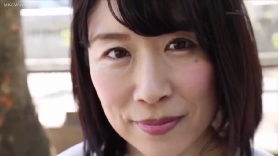 脸部 · 微笑 · 白色上衣 · 凝视 · 户外 · 熟女 · 正面