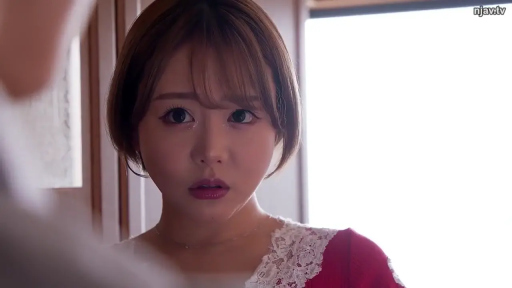 室内 · 脸部特写 · 站立 · 注视 · 短发 · 楚楚可怜 · 红色蕾丝上衣