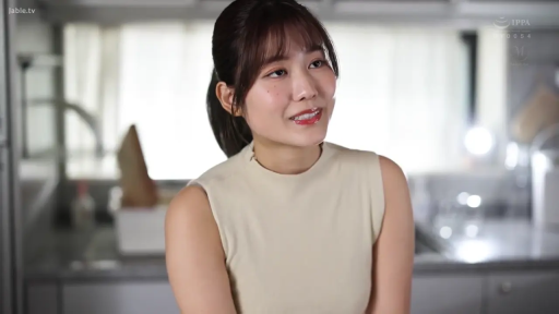 交谈 · 微笑 · 半身 · 正坐 · 厨房 · 马尾辫 · 米色无袖高领上衣