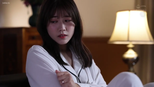 室内 · 座り姿勢 · デスクライト · 半身特写 · 部屋 · 白色睡衣 · 失落 · 抓臂