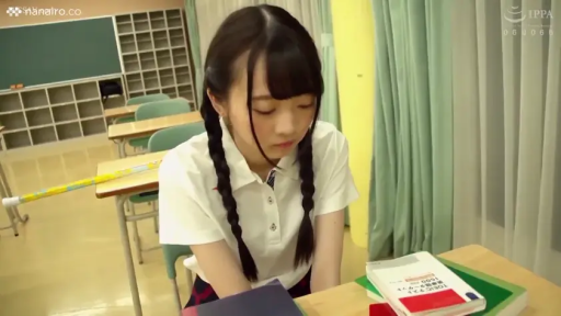 坐姿 · 校服 · 教室 · 专注 · 中景 · 书籍 · 阅读 · 校园题材