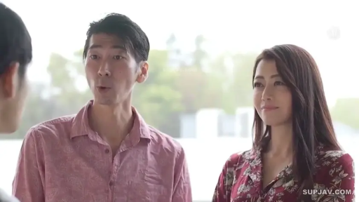 站立 · 中景 · 微笑 · 休閒裝 · 交流 · 户外 · 熟女