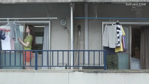 专注 · 站立 · 全景 · 生活 · 衣架 · 阳台 · 晾晒衣服 · 短袖短裤