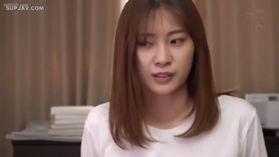 室内 · 坐姿 · 面部 · 白色短袖 · 平静 · 注视 · 中长发