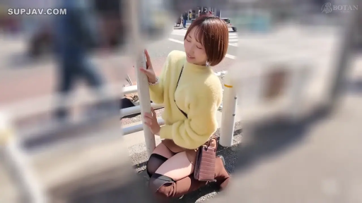 全身 · 摆拍 · 微笑 · 跪き姿勢 · 覗き見視点 · ショルダーバッグ · 屋外 · 毛衣