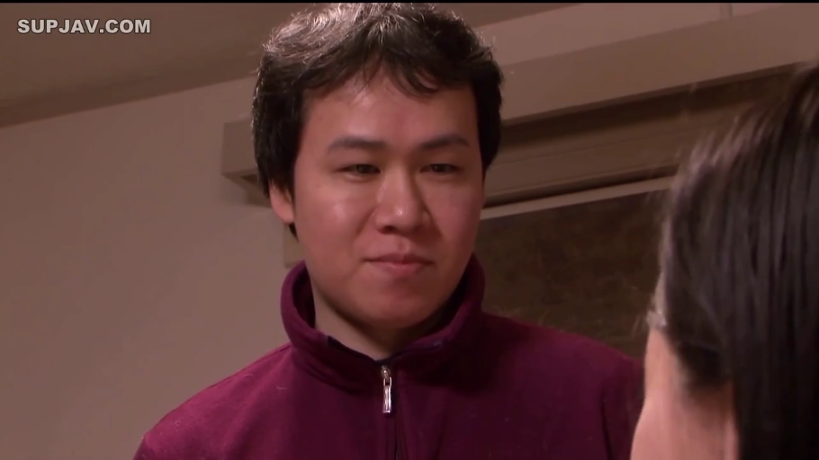 室内 · 站立 · 平静 · 中近景 · 对视 · 男优 · 紫红色拉链外套