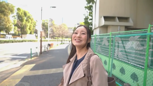 中景 · 微笑 · 面对镜头 · 手提包 · 走姿 · 户外街道 · 日文字幕 · 卡其色风衣