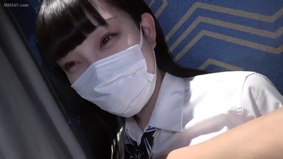 坐姿 · 脸部特写 · 微笑 · 注视 · 车内 · JK制服 · 口罩 · 黑发