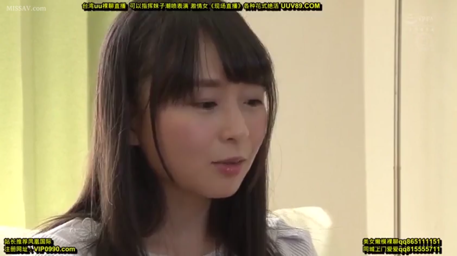 室内 · 坐姿 · 交谈 · 脸部特写 · 平静 · 白色上衣 · 长发