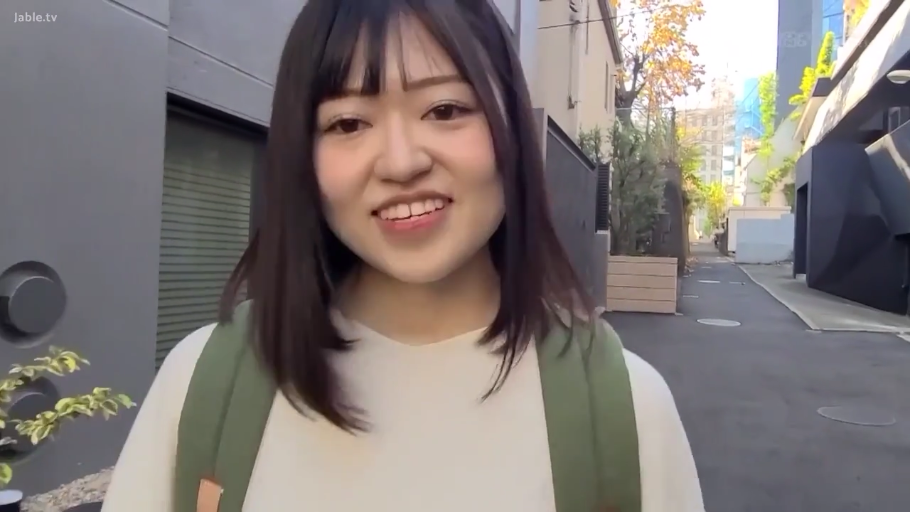 站立 · 平靜 · 白色毛衣 · 戶外小巷 · 人像特写 · 看向镜头 · 雙肩包