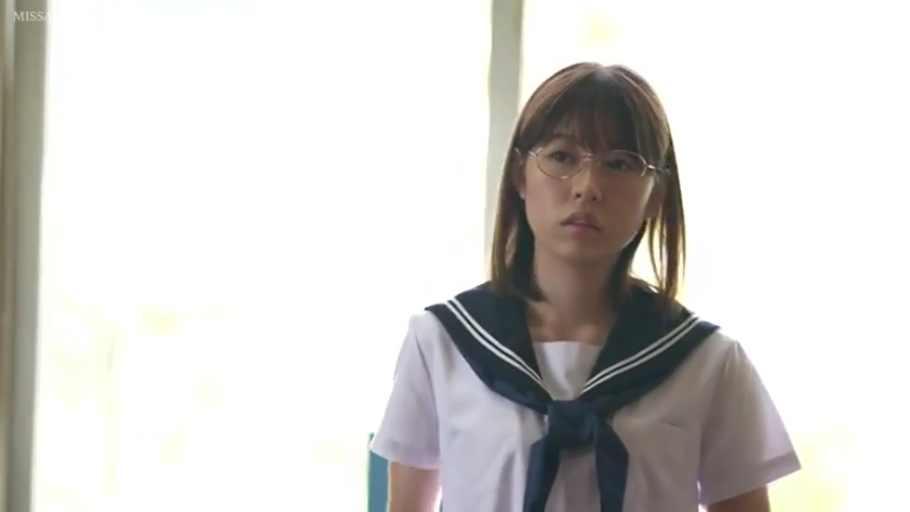 室内 · 严肃 · 眼镜 · 站立 · 半身 · 注视 · 水手服 · 短发