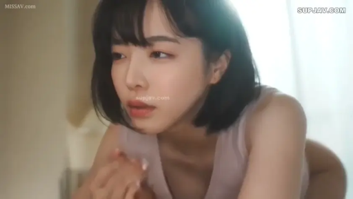 室内 · 憂鬱 · うつ伏せ · 顔のクローズアップ · 凝視 · ショートヘア · 无袖上衣