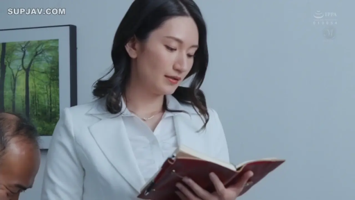 专注 · 办公室 · 站姿 · 职业装 · OL · 阅读 · 半身照 · 笔记本