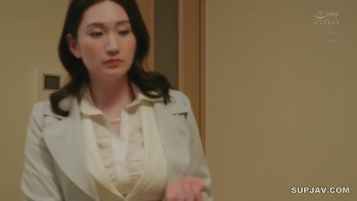 室内 · 严肃 · 站姿 · 职业装 · 熟女