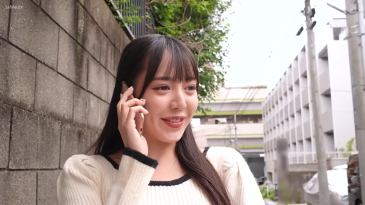 面部 · Stand · Smile · Sweater · 手机 · Outdoor · 打电话